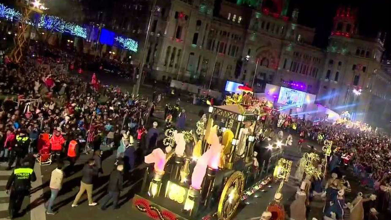 Carmena vende 'tribunas exclusivas' por 30.000 euros para la cabalgata