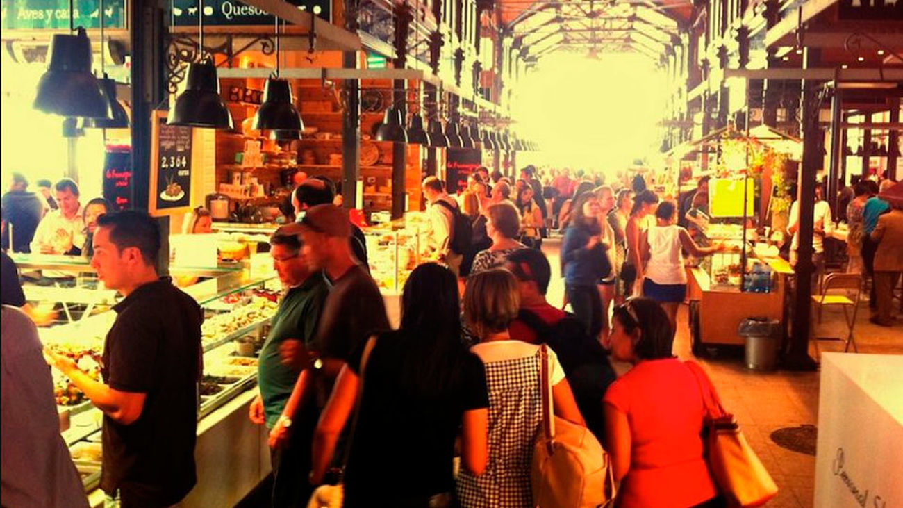 Consumidores en un mercado de Madrid