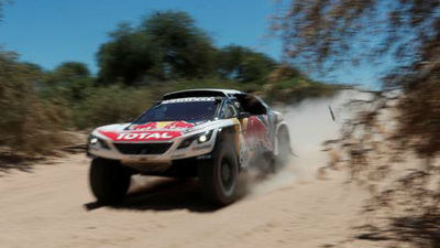 Dakar: Loeb y Price se hacen con el mando en coches y motos