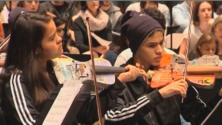 La Orquesta de Cateura convierte en el Teatro Real la 'basura' en música