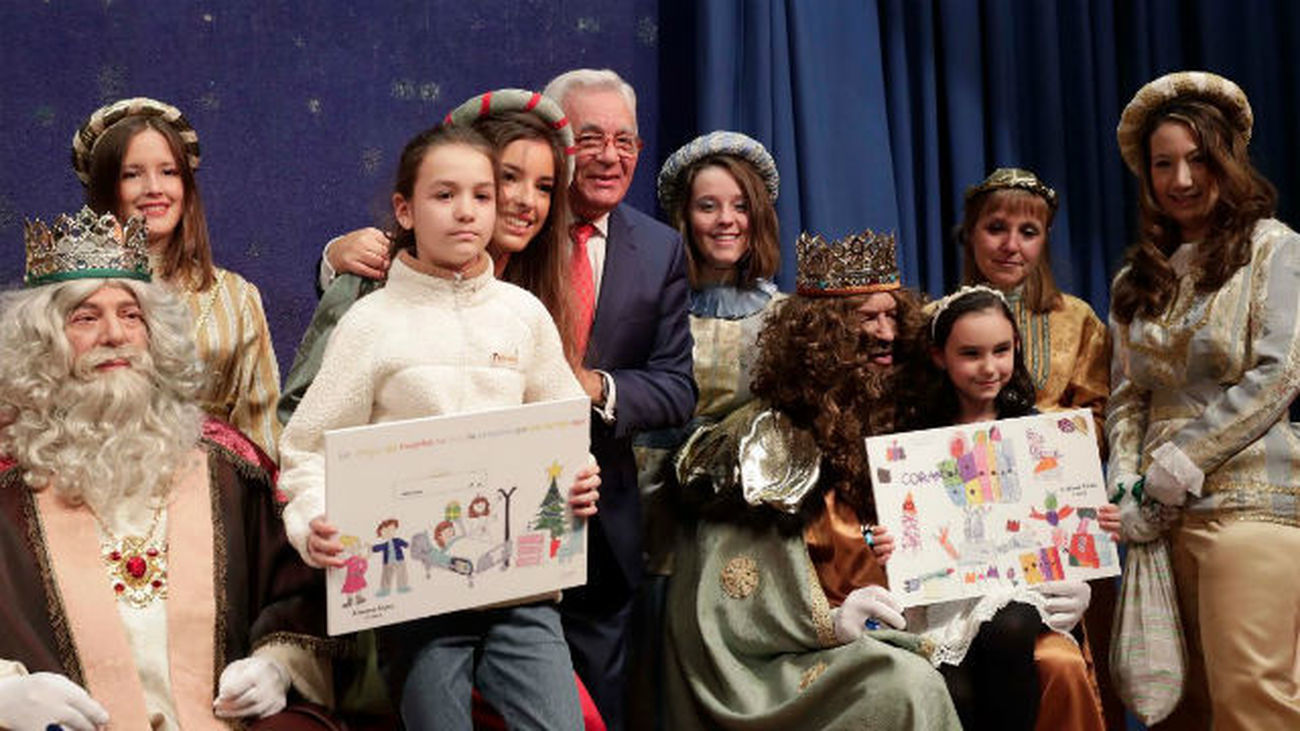 Sánchez Martos entrega premios de concurso de dibujo a niños hospitalizados