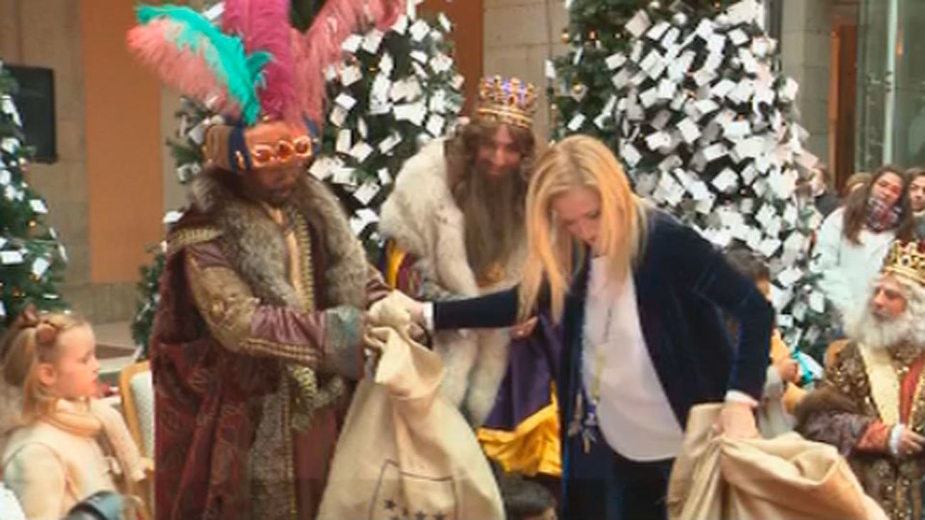 Cifuentes y Carmena piden sus deseos a los Reyes Magos