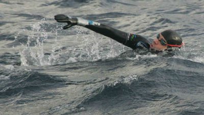 David Meca culmina el reto de cruzar a nado el Estrecho de Gibraltar