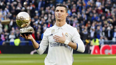 Cristiano Ronaldo brinda su cuarto Balón de Oro al Bernabéu