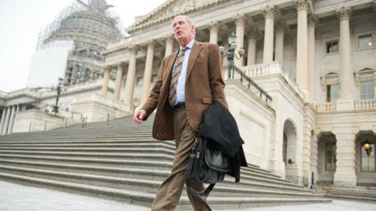 Dan Coats, el veterano senador que deberá reconciliar la inteligencia de EEUU