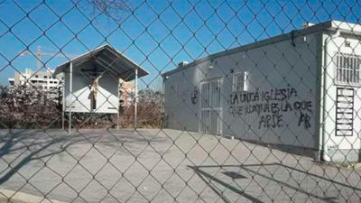Una parroquia de Vallecas aparece con pintadas y daños en una talla de Cristo