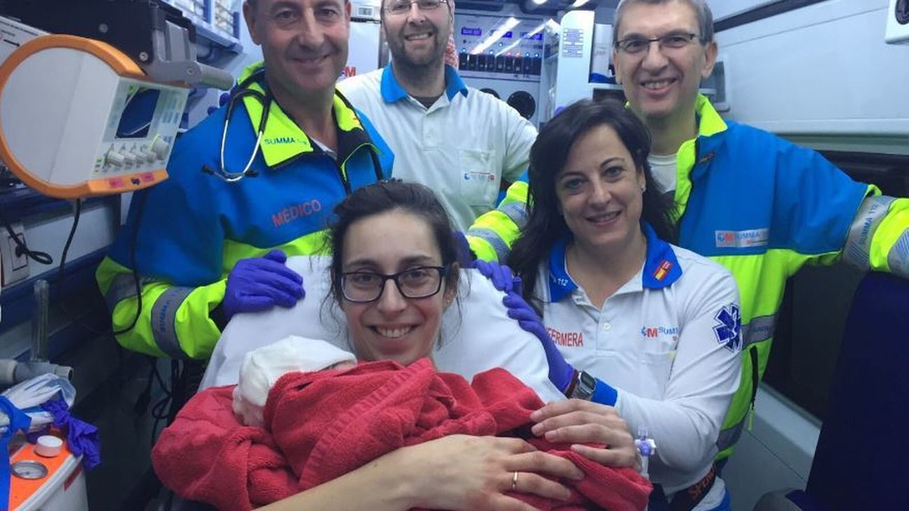 La madre con el bebé y la asistencia médica