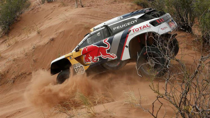 Peterhansel resiste el mano a mano con Loeb y acaricia su 13º Dakar