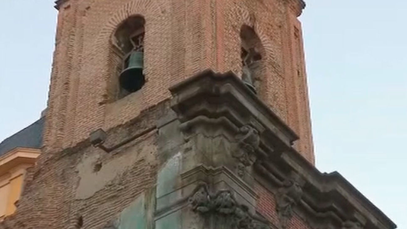 Los cascotes se han desprendido de la torre de la Iglesia de San Cayetano