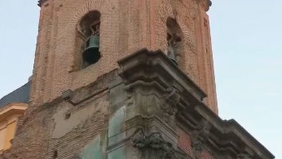 Cortada la calle Embajadores tras caer cascotes de la iglesia de San Cayetano