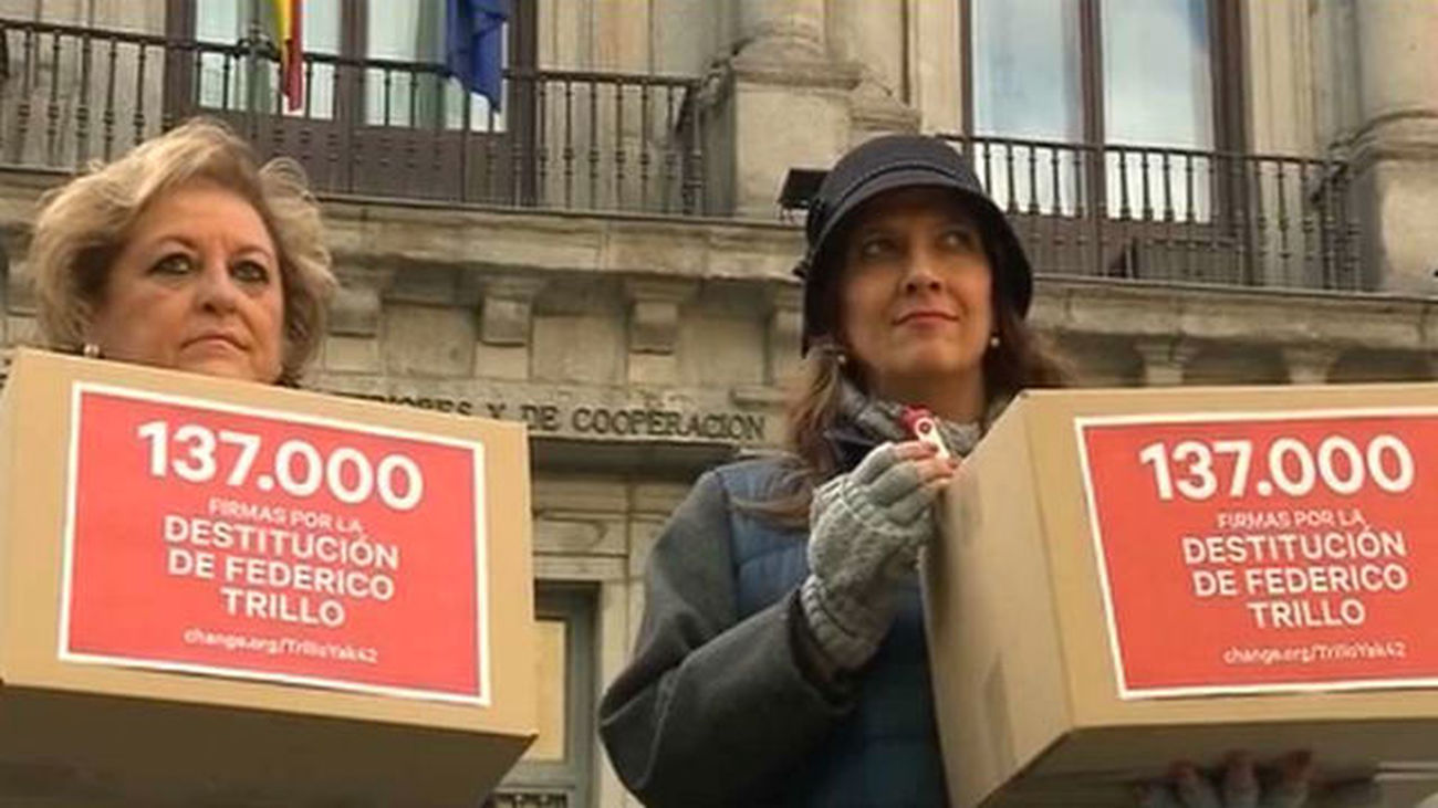 Las familias de las víctimas del Yak 42 presetan 137.000 firmas pidiendo la dimisión de Trillo