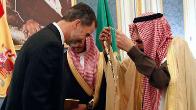 El rey saudí Salman recibe a Felipe VI con los máximos honores