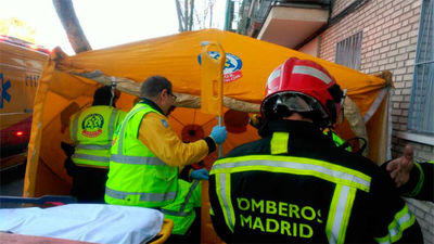 Dos ancianos intoxicados, uno grave, por el incendio de su casa en Villaverde