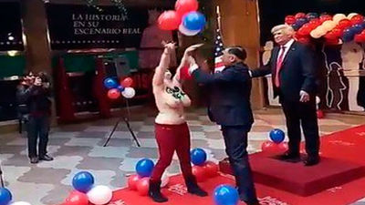 El Museo de Cera presenta a Trump y una activista le enseña los pechos