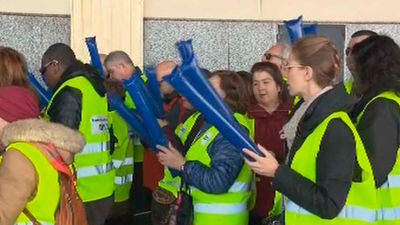 Protesta en Barajas contra Ryanair por discriminar a pasajeros con discapacidad