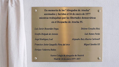 Una placa en el Colegio de Abogados en recuerdo de los laboralistas asesinados en Atocha