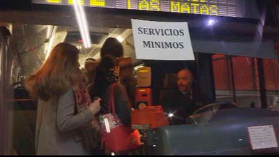 Conductores de autobuses en huelga se manifiestan en Las Rozas