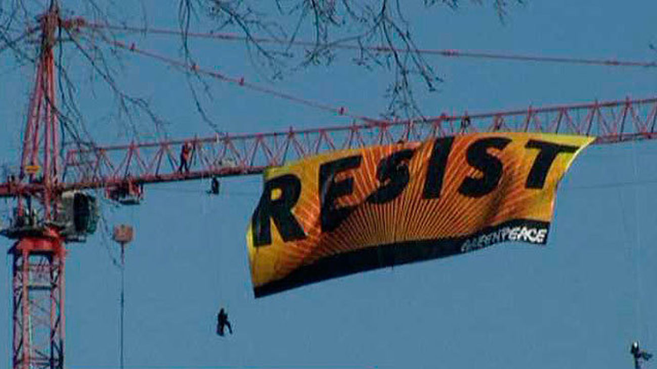 Greenpeace llama a 'Resistir' con un gran cártel cerca de la Casa Blanca