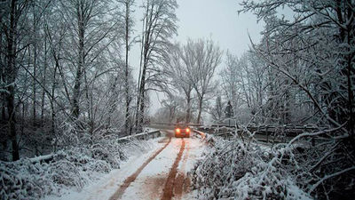 La intensa nevada obliga a suspender el transporte escolar en norte de Girona