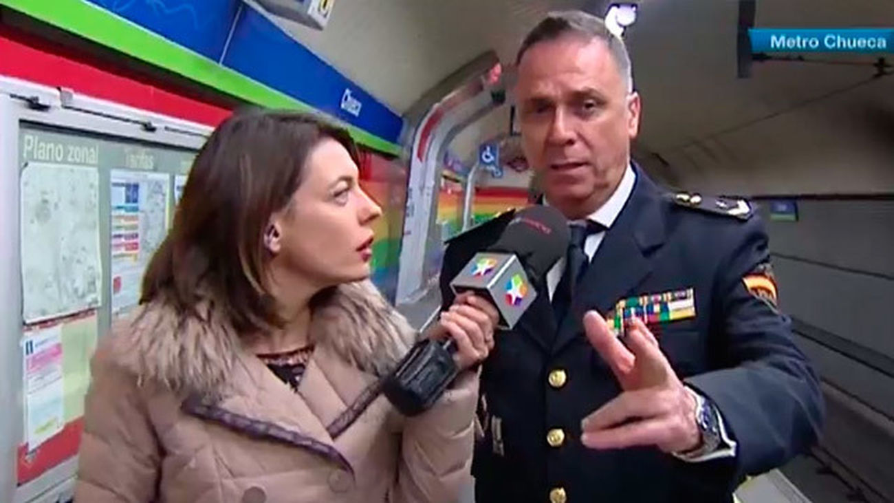 Chueca: Un policía nacional salta a las vías del Metro para socorrer a un hombre