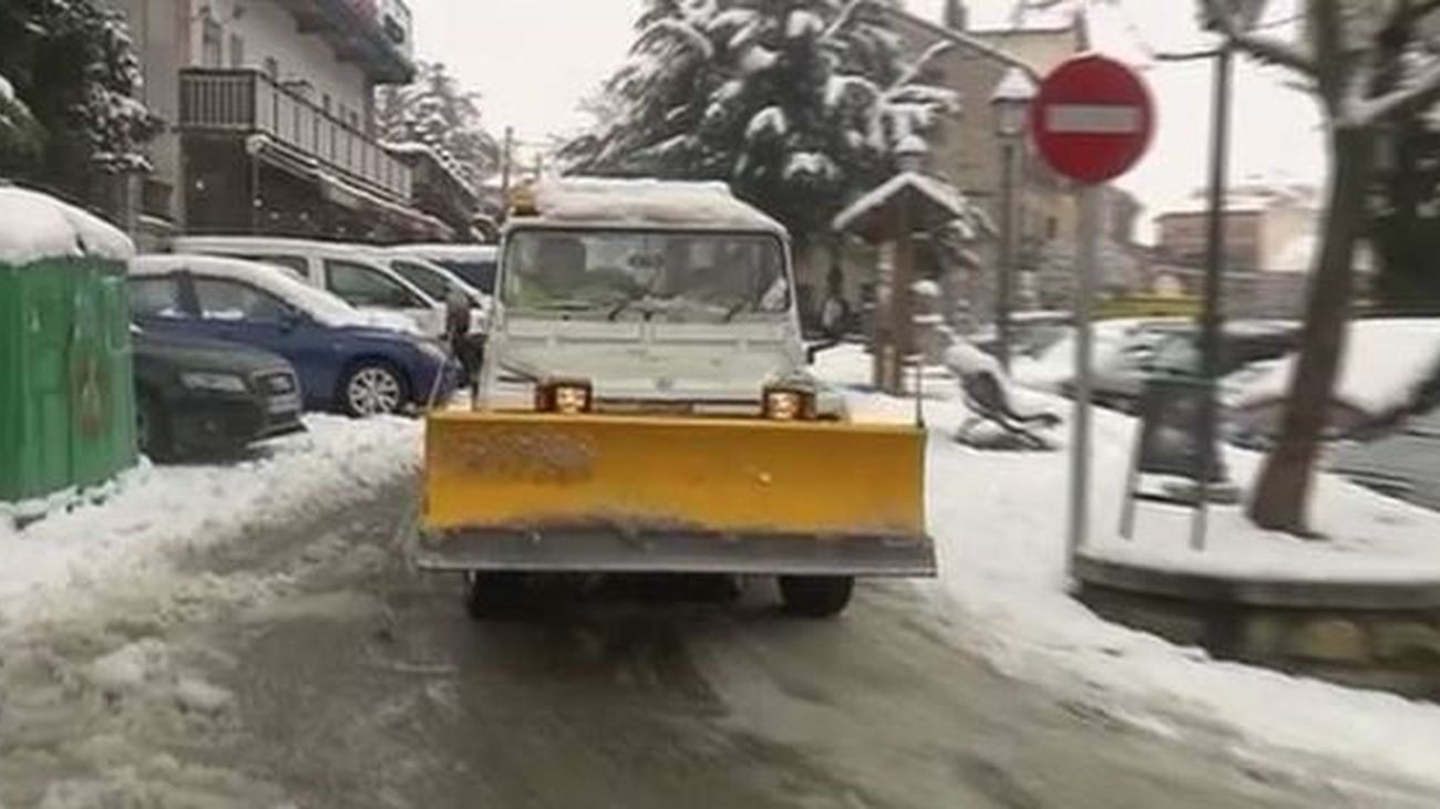 Las nevadas complican el tráfico en varias carreteras de la sierra de Madrid