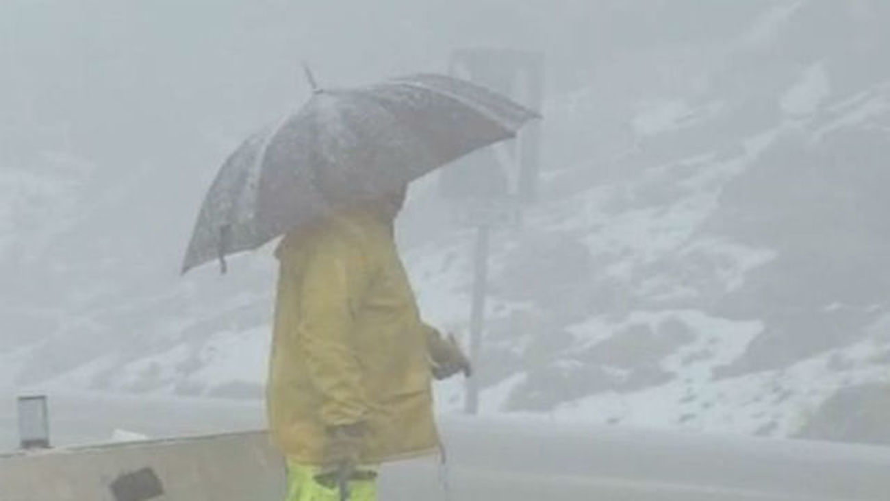 La nieve, que seguirá cayendo, complica el tráfico y extingue el incendio de Béjar