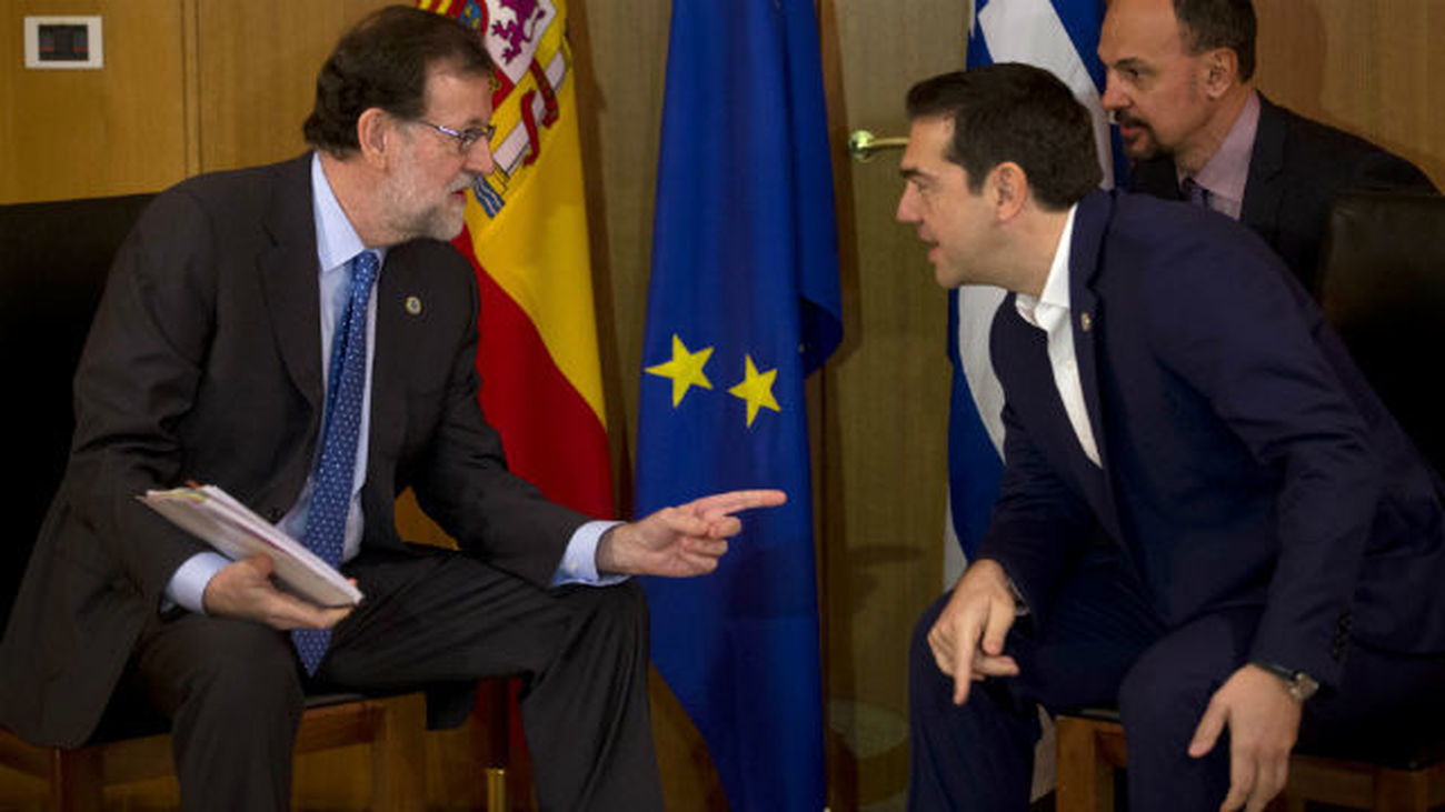 El jefe del Ejecutivo, Mariano Rajoy, y su homólogo griego, Alexis Tsipras