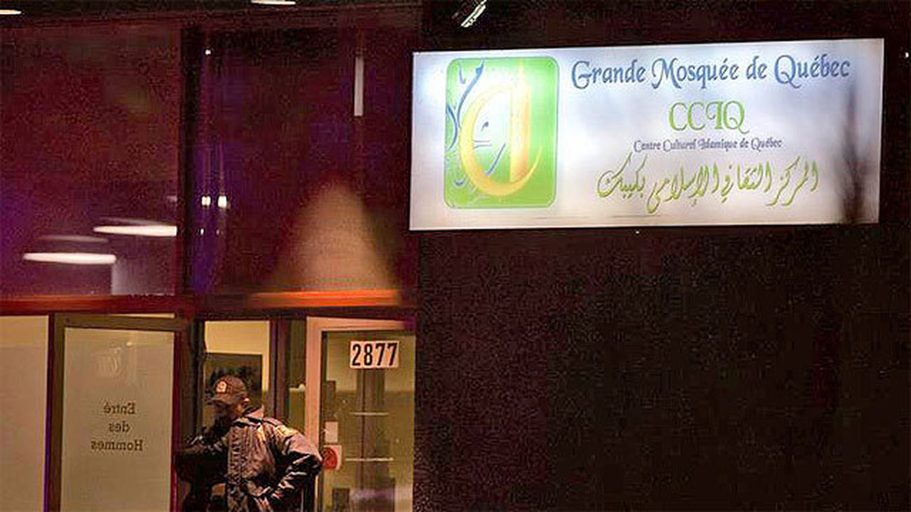 Un Policía vigila la entrada del centro islámico en Quebec