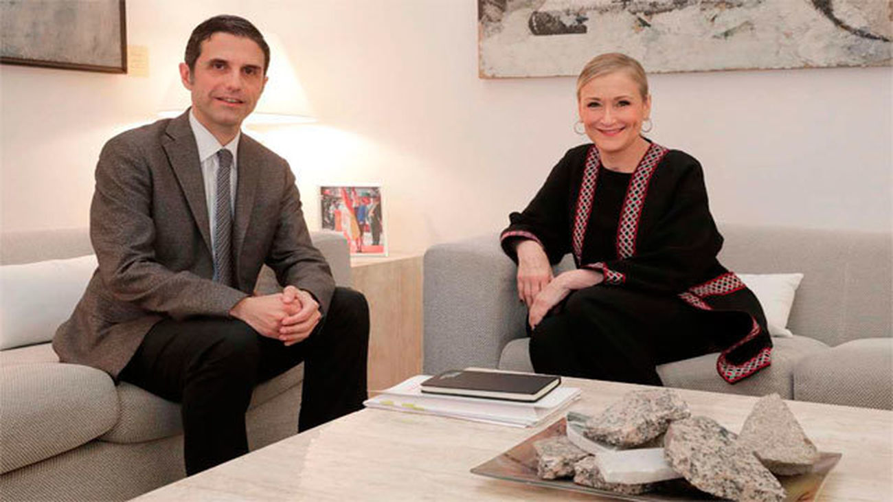 La presidenta de la Comunidad, Cristina Cifuentes con el alcalde de Alcalá de Henares, Javier Rodríguez Palacios