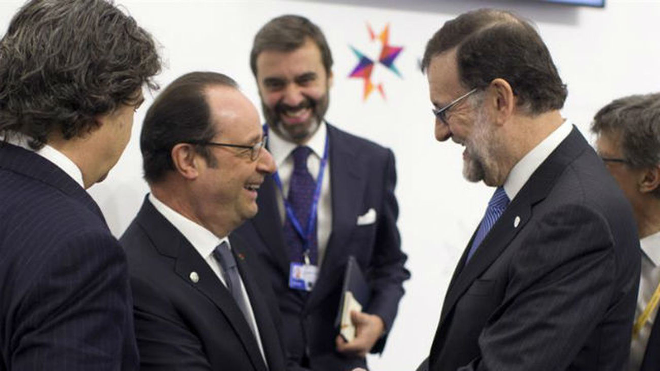 El presidente del Gobierno español, Mariano Rajoy, saluda a su homólogo francés, François Hollande