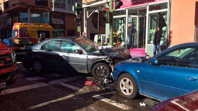 Tres heridos leves al colisionar un coche con un poste en Canillejas