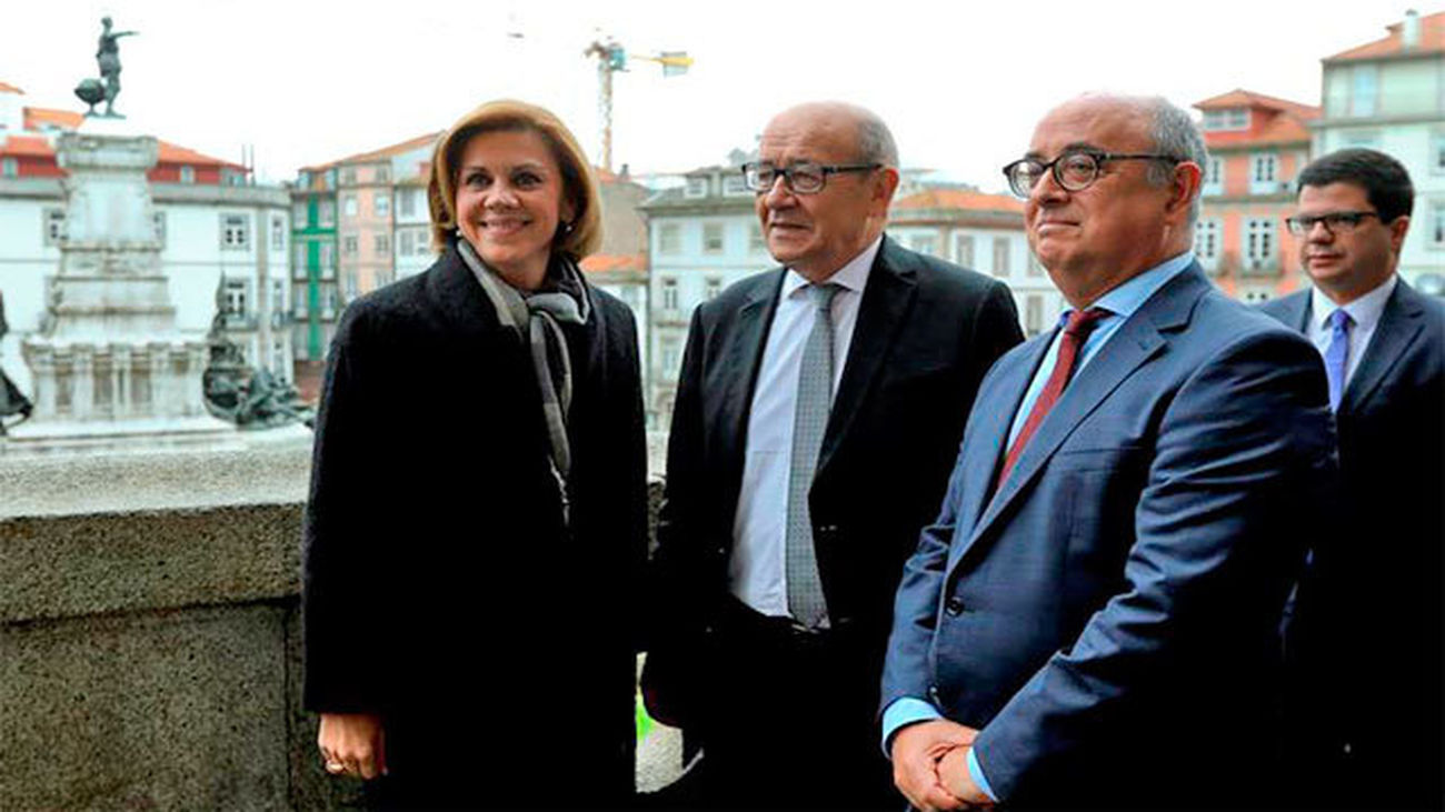 Cospedal con los ministros de Defensa portugués y francés
