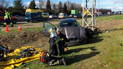 Un joven de 19 años muerto y otro grave en un accidente en la A-4 en Pinto