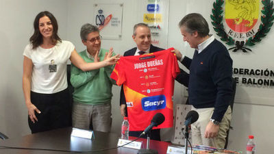 Jorge Dueñas deja de ser el seleccionador de las 'Guerreras'