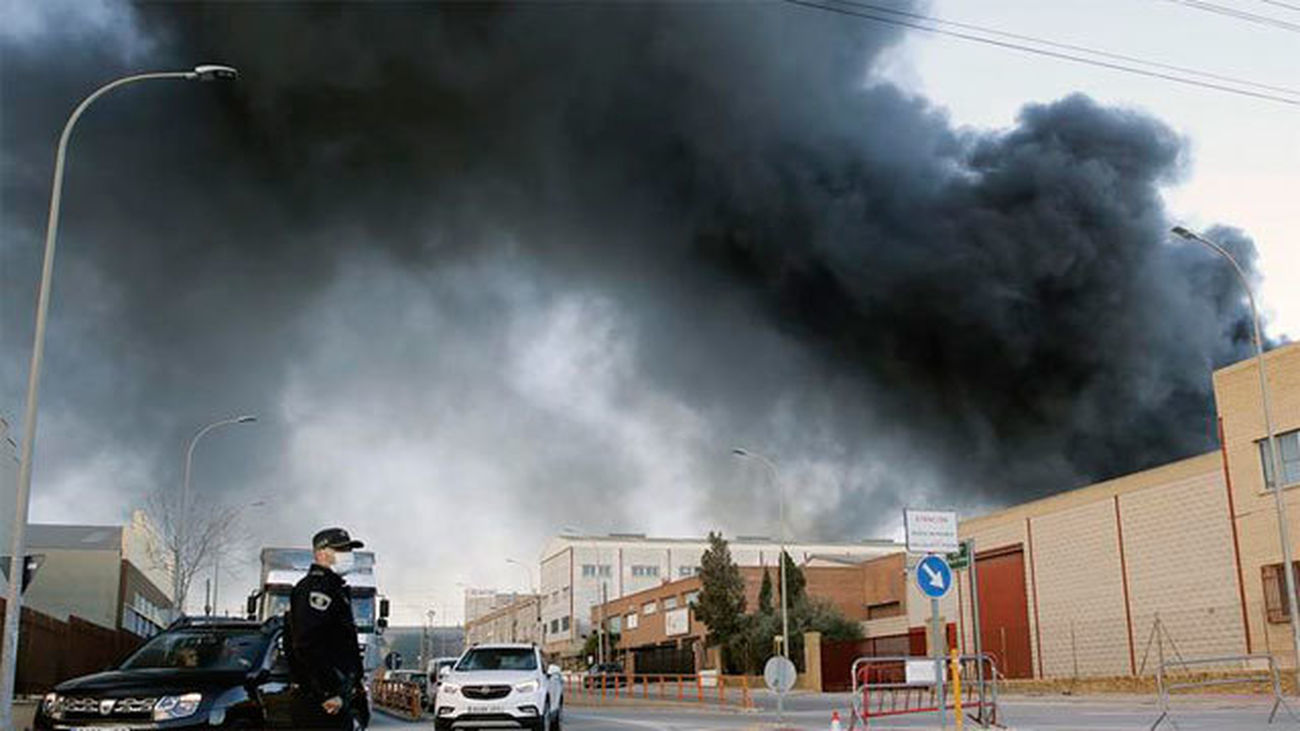 Incendio de grandes dimensiones en una nave de productos químicos de Paterna