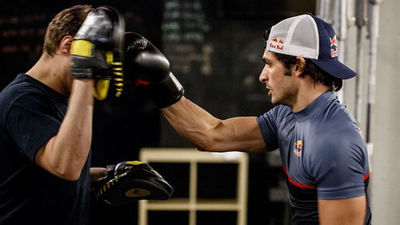 Carlos Sainz practica boxeo para adaptarse a las nuevas exigencias físicas