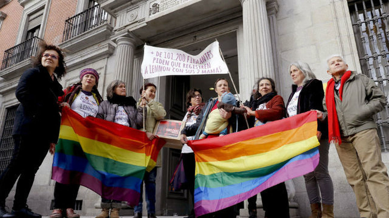 Presentan más de 100.000 firmas para que un niño pueda tener dos madres