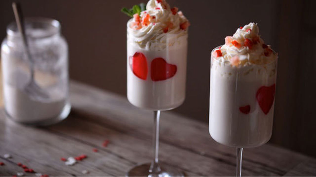La receta del día: Copas de panna cotta de coco con corazones de gelatina