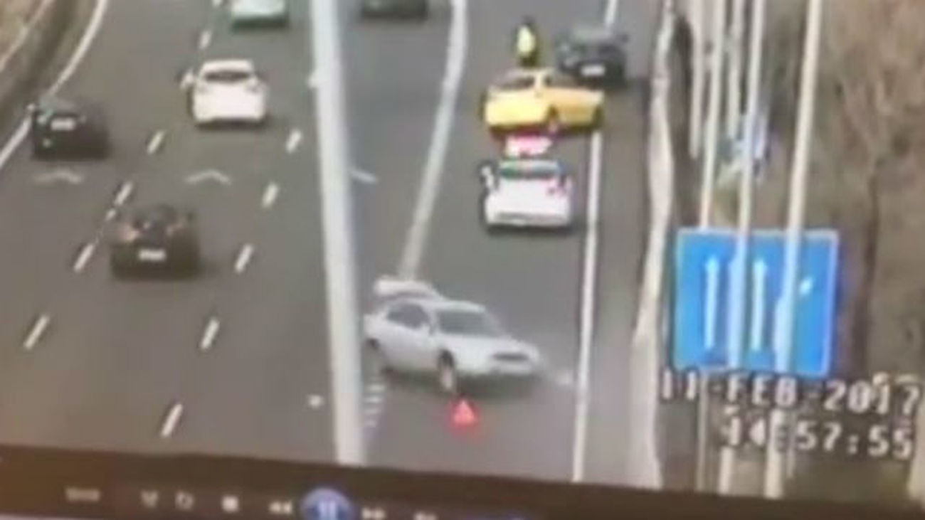 Un guardia civil salva su vida al esquivar a un coche que circulaba a gran velocidad
