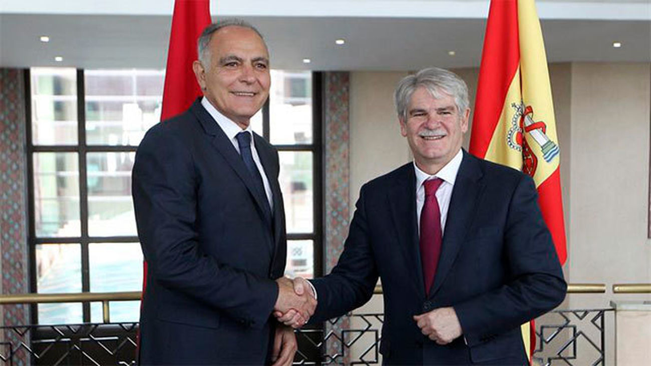 Alfonso Dastis (d) saluda a su homólogo marroquí Salahedín Mezuar