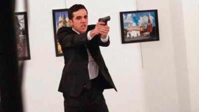 La imagen del asesinato del embajador ruso en Turquía,  fotografía del año 2016