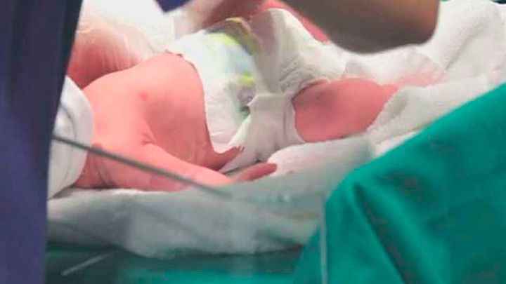 Una mujer de 64 años da a luz a gemelos tras una fecundación in vitro