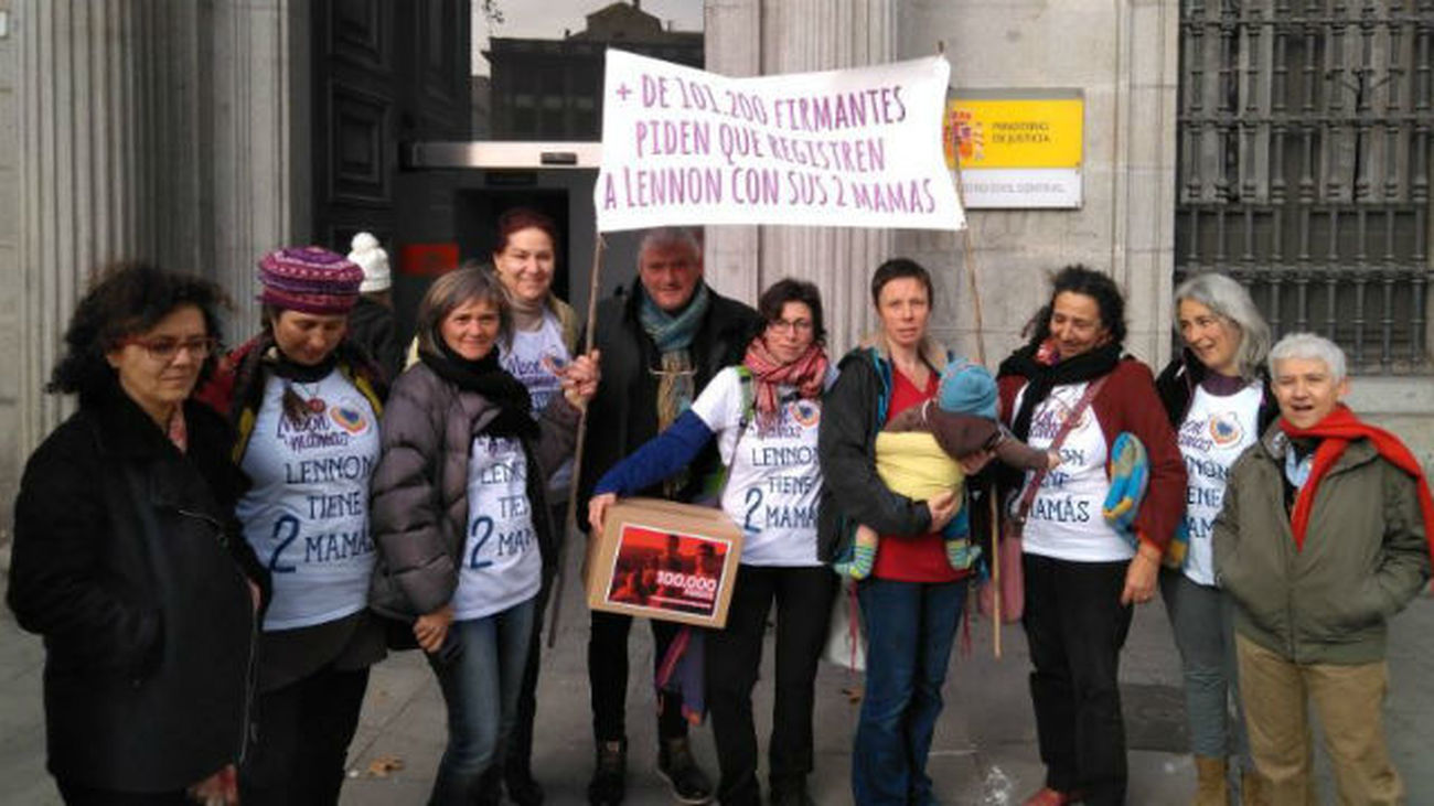 Autorizan la inscripción de Lennon a nombre de sus dos madres