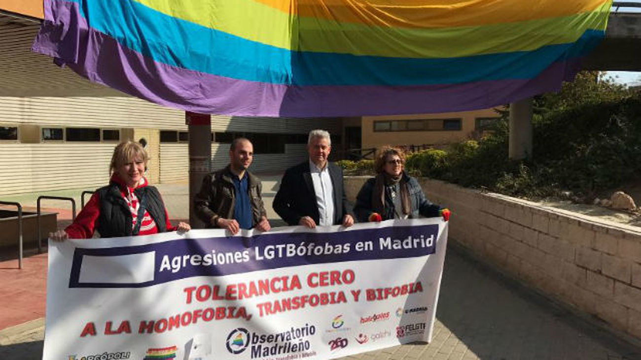 Ayuntamientos madrileños reparten cordones arcoíris contra la Homofobia