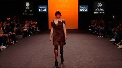 Dos atletas paralímpicos desfilan en la Samsung EGO