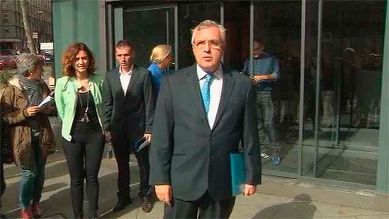 Asúa presenta los avales a su candidatura y reta a Cifuentes a un debate