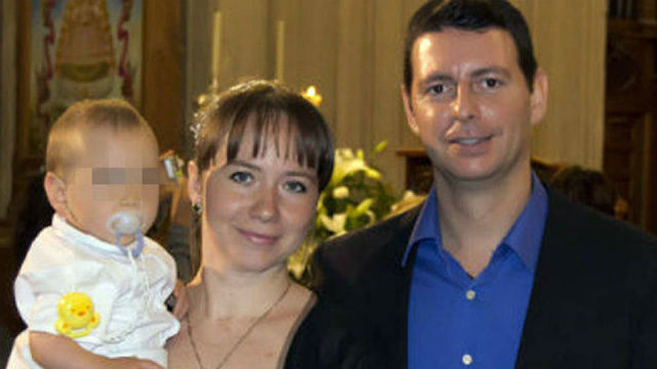 Yulia Lantukh y Sergio Oliva, con uno de sus hijos