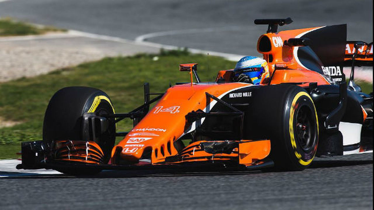 Mercedes sigue dominando, Alonso abre con problemas en el MCL32