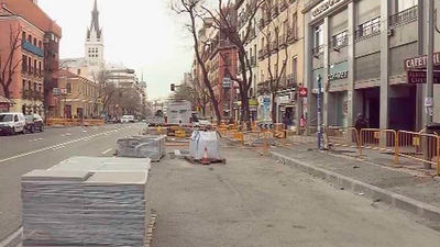 Avanzan las obras del carril bici de Santa Engracia con quejas de los comerciantes