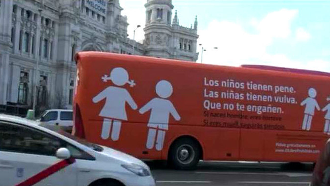 Un juzgado prohíbe de forma cautelar la circulación del autobús de Hazte Oír